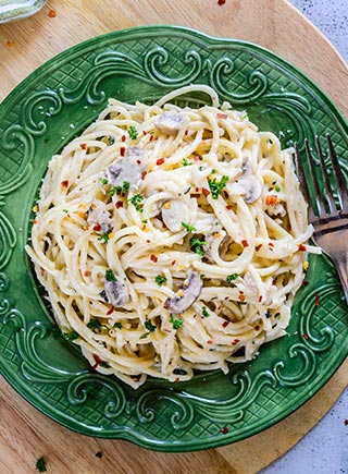 Creamy Garlic & Mushroom Pasta 